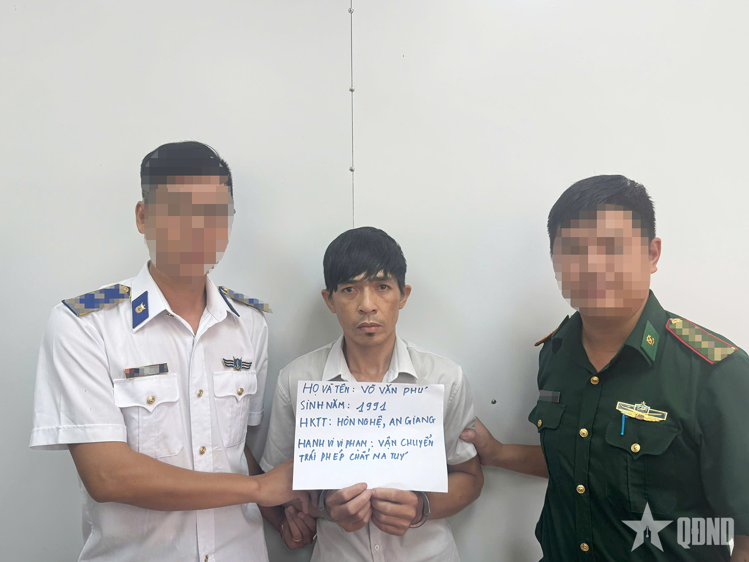 Vùng Cảnh sát biển 4: Bắt quả tang đối tượng vận chuyển ma túy
